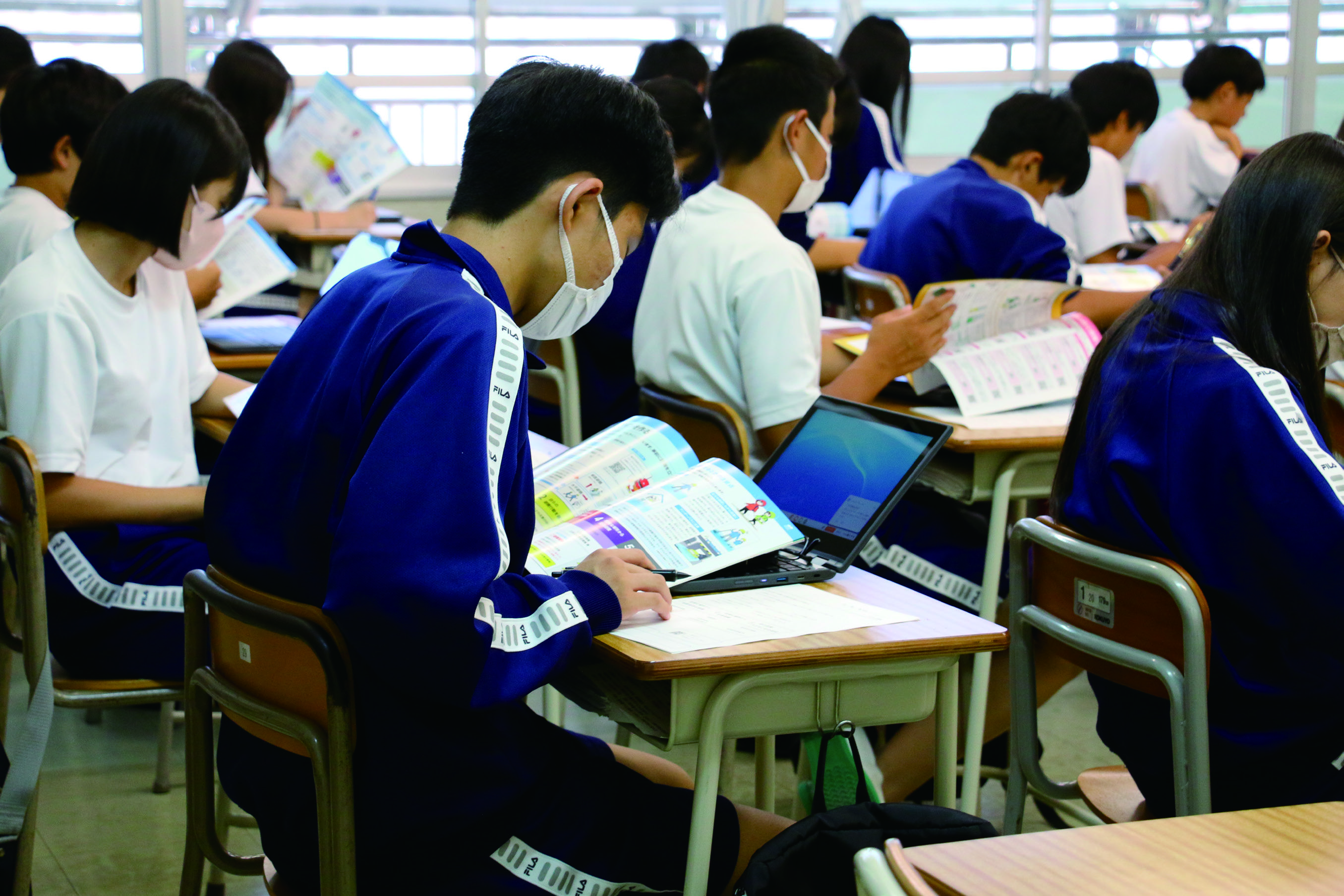 防災ガイドで学ぶ生徒たち
